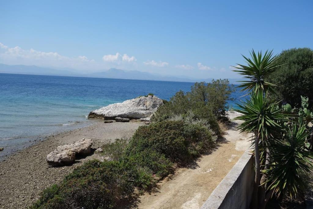 House By The Sea At Skaloma, Loutraki Villa Vouliagmeni-meer Buitenkant foto