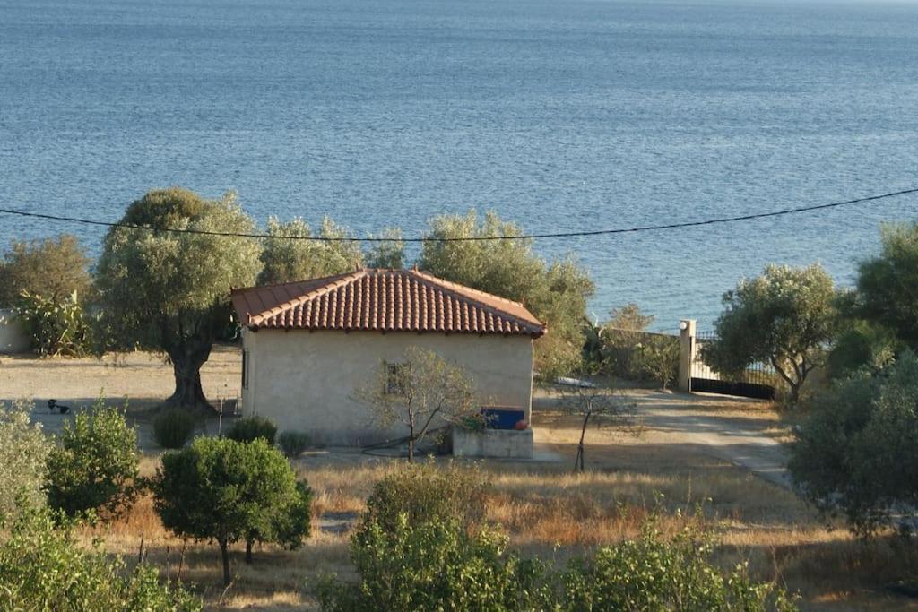 House By The Sea At Skaloma, Loutraki Villa Vouliagmeni-meer Buitenkant foto