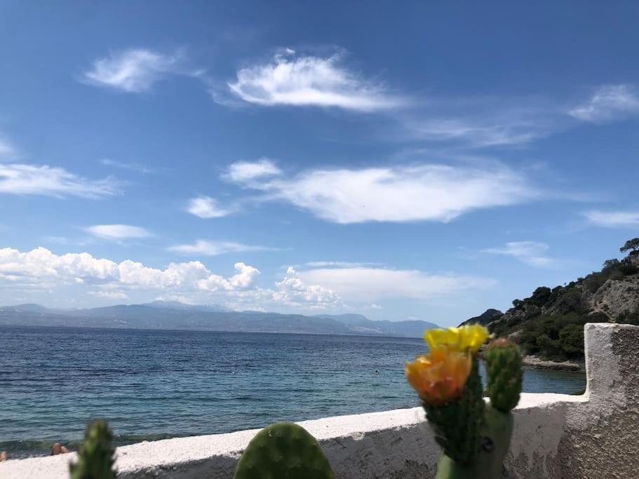 House By The Sea At Skaloma, Loutraki Villa Vouliagmeni-meer Buitenkant foto